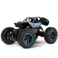 Niebieskie auto terenowe RC na kamieniach