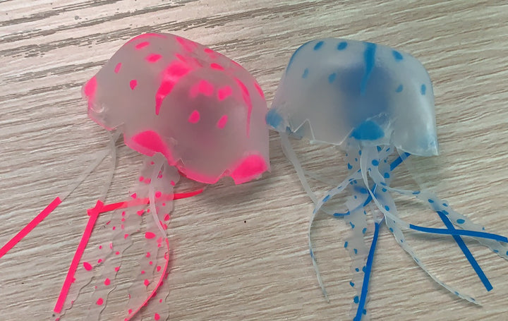 Lampka z meduzami w podświetlanym zbiorniku