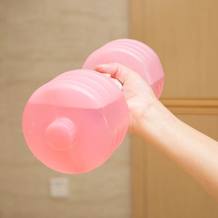 Różowa hantla na wodę na macie