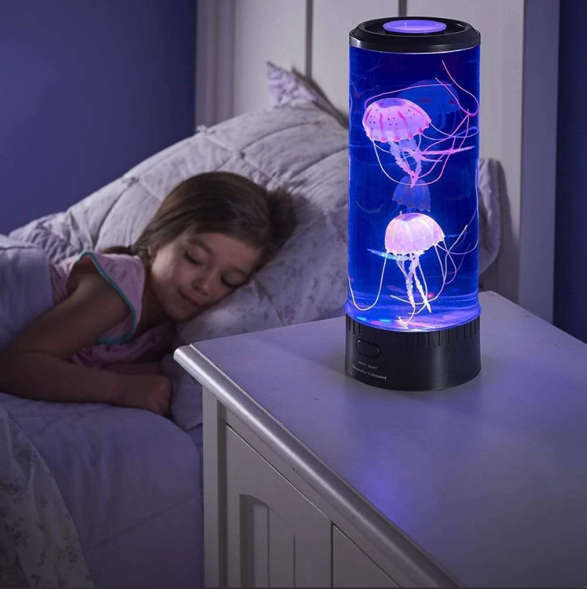 Lampka z meduzami w podświetlanym zbiorniku
