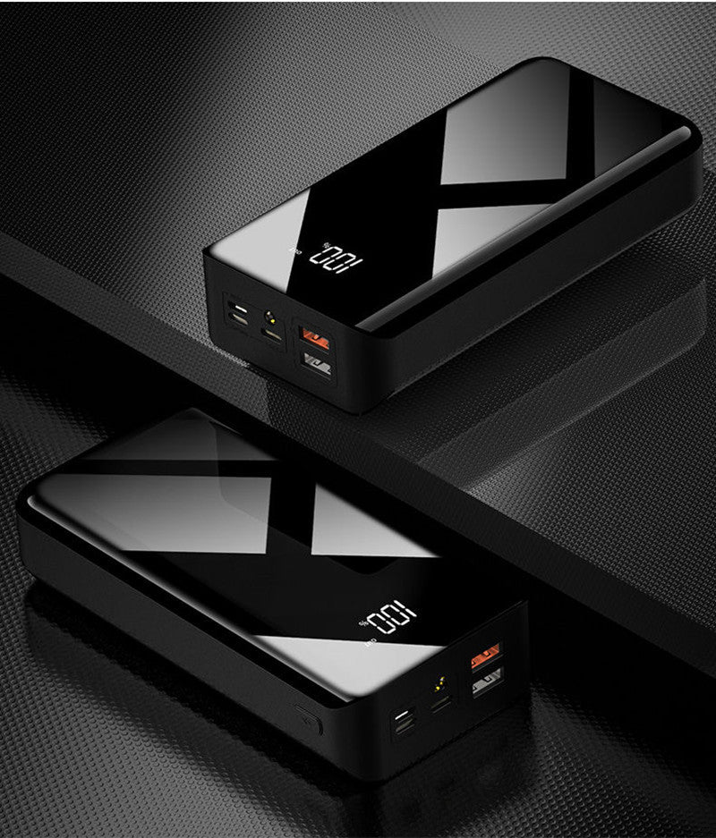 Powerbank z wyświetlaczem LCD obok telefonu
