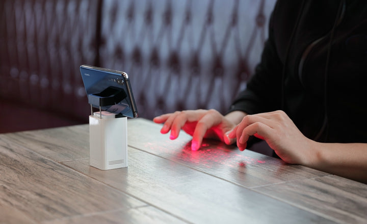Laserowa klawiatura wyświetlona na biurku