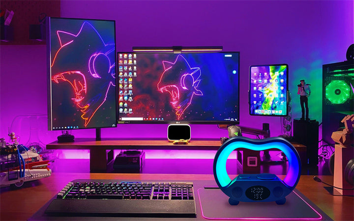 Czarna lampa RGB z telefonem na ładowarce