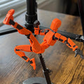 Pomarańczowy ruchomy robot z druku 3D