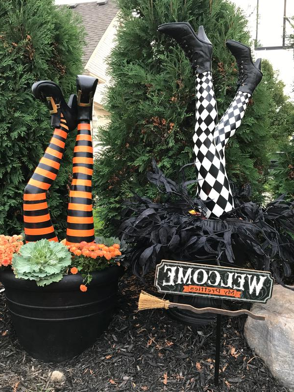 Stawki na nogi czarownicy, zestaw dwóch dekoracji na Halloween do ogrodu
