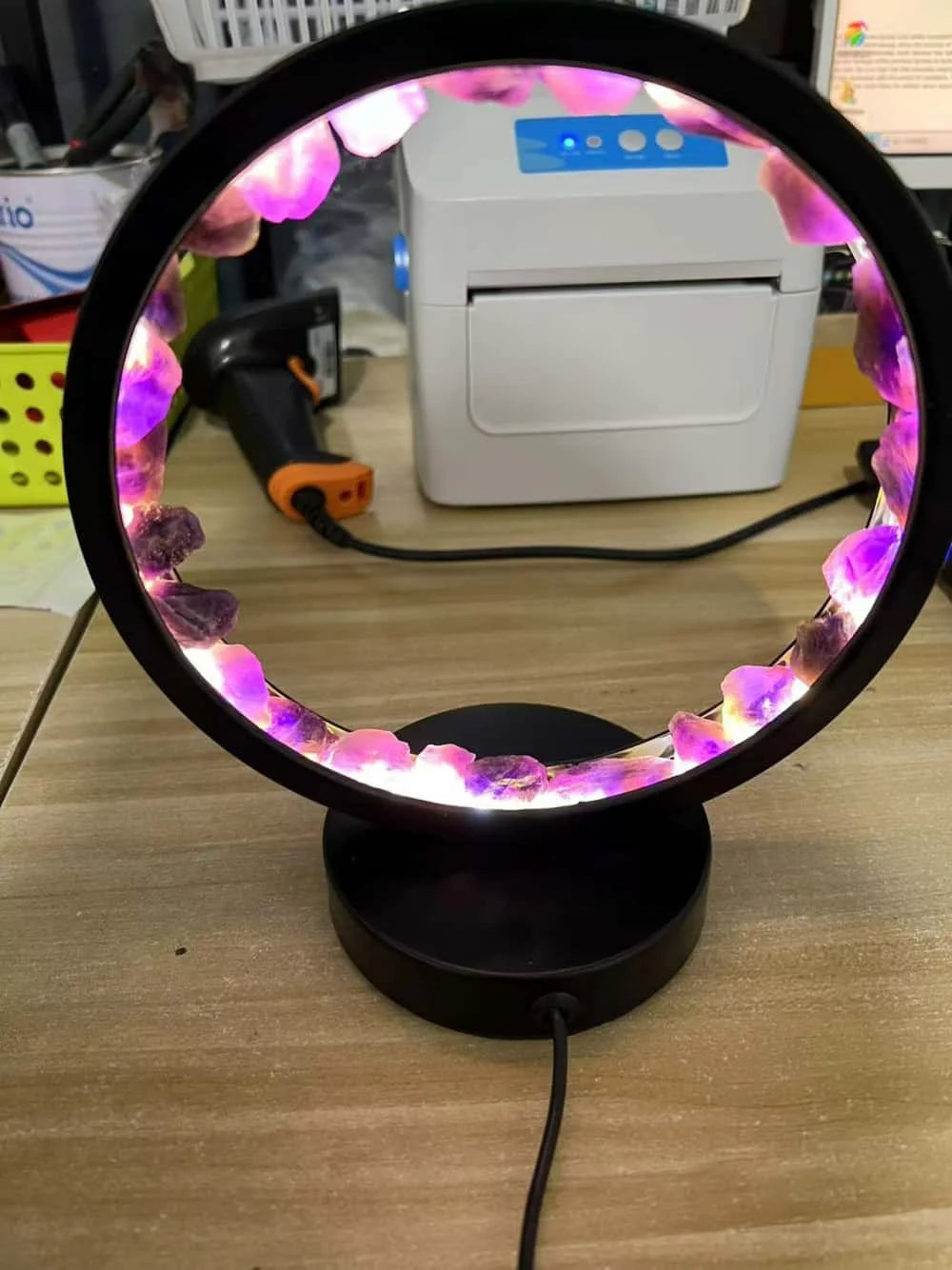 Lampa nocna z kamieniem uzdrawiającym i designem kolumny kryształowej
