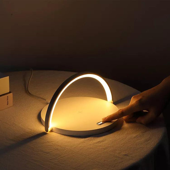 Lampa do ładowania bezprzewodowego dla stylowego oświetlenia i ładowania w jednym