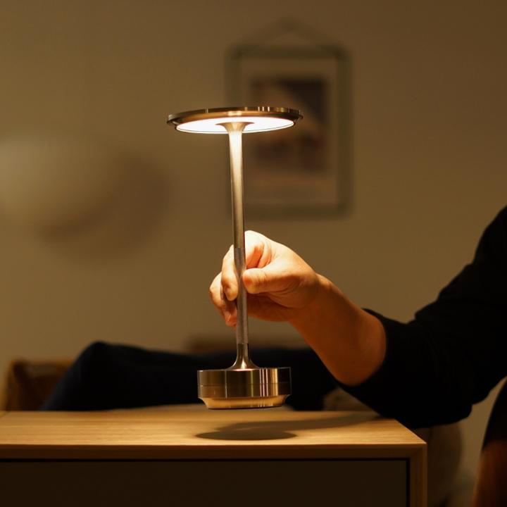 Przenośna bezprzewodowa lampa stołowa - regulowana intensywność światła