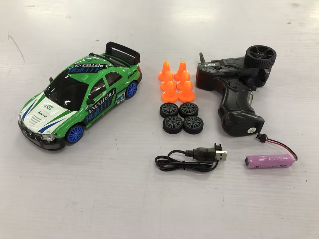 Samochód zdalnie sterowany do driftu 1:24, napęd 4x4 i 15 km/h