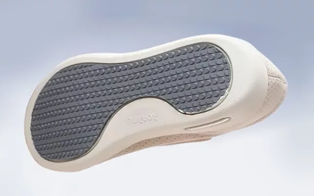 Szerokie buty diabetologiczne dla spuchniętych stóp